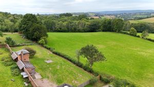 Gardeners Cottage and surrounding countryside- click for photo gallery